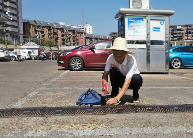 长运物业 更换减速带 消除安全隐患