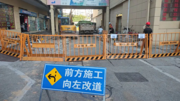 长运物业整修长运商城主干道路面