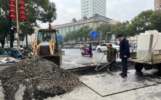 长运物业 及时解决水管破裂问题 消除安全隐患