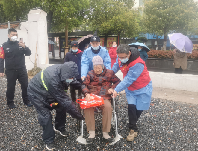 长鸿物业：八旬老人摔倒 民警志愿者奔走相助