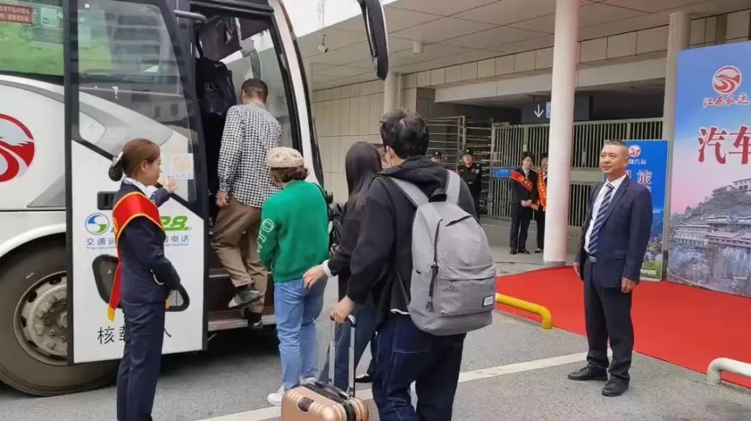 上饶汽运：望仙谷旅游直通车 备受旅客青睐