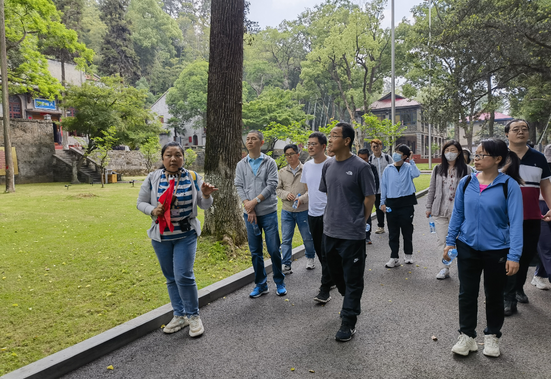 总部：机关工会开展秀峰户外登山活动