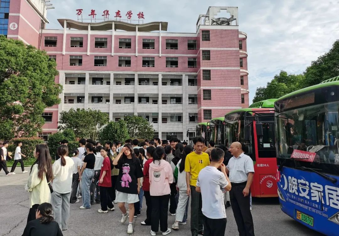 上饶汽运 万年公交圆满完成学业水平测试运输业务