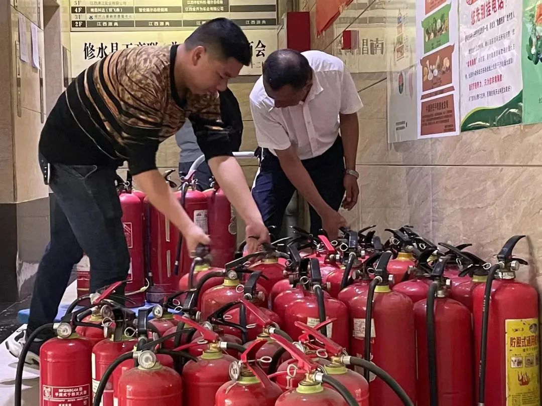 长运物业 更换消防器材 把消防安全落到实处