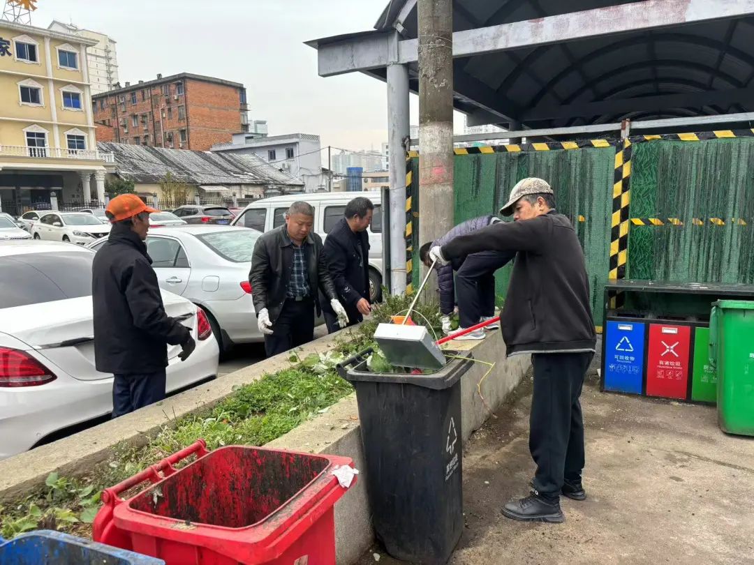 长运物业 清理卫生死角 整治环境卫生