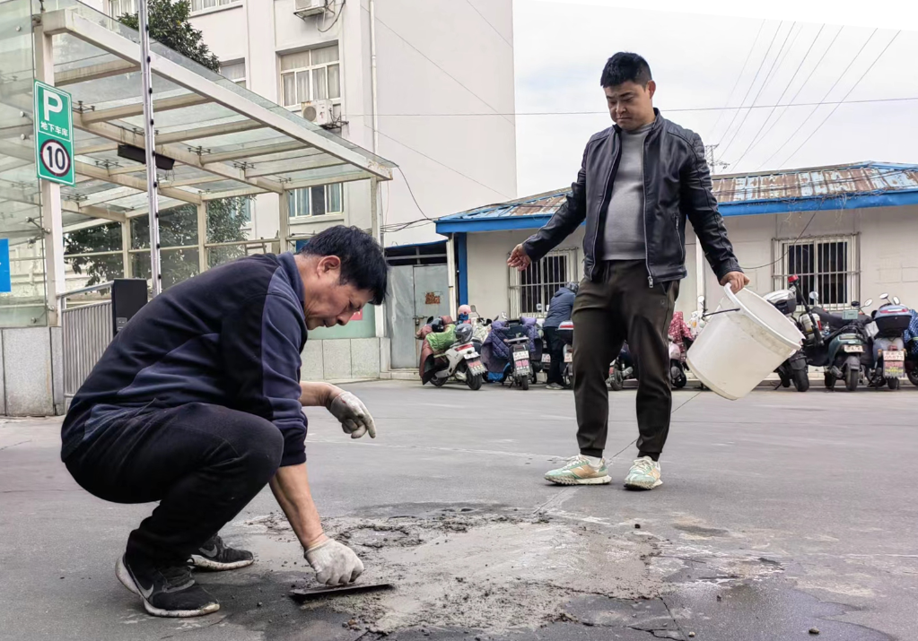 都市城际公交 修补破损路面 助力文明城市创建