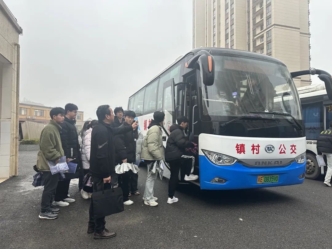 上饶汽运：你雨中迎考 我摆渡护航