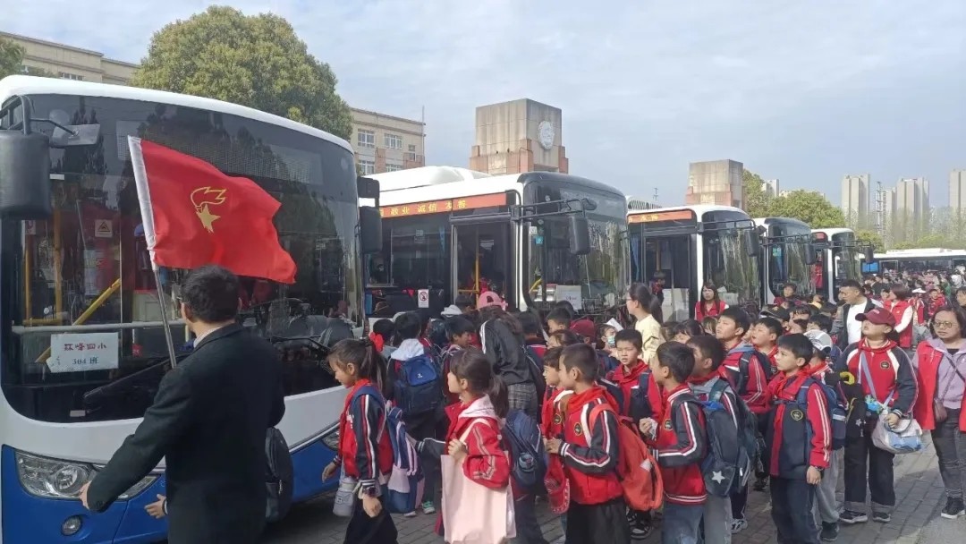 马鞍山长客：含山长运助力环峰第四小学春游活动圆满成功