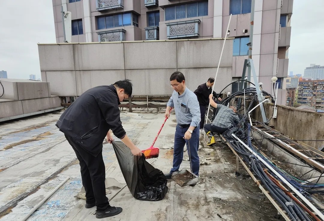 长运物业 专项清理排水设施 确保雨季排水通畅