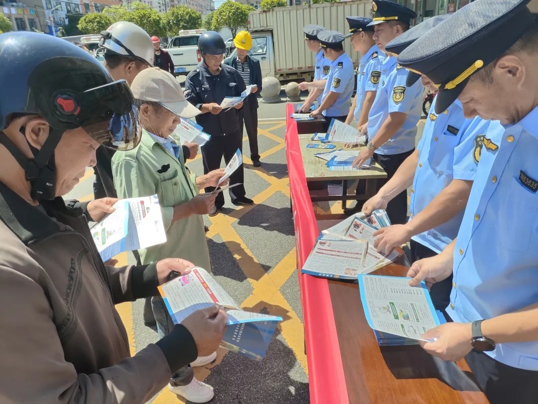 上饶汽运 开展“保障公路畅通 服务人民出行”主题宣传活动