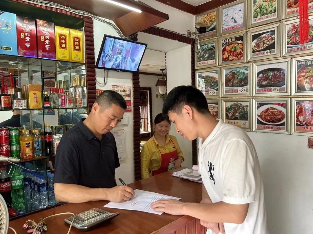 长运物业：检查管辖区域店铺经营餐饮场所用气安全情况