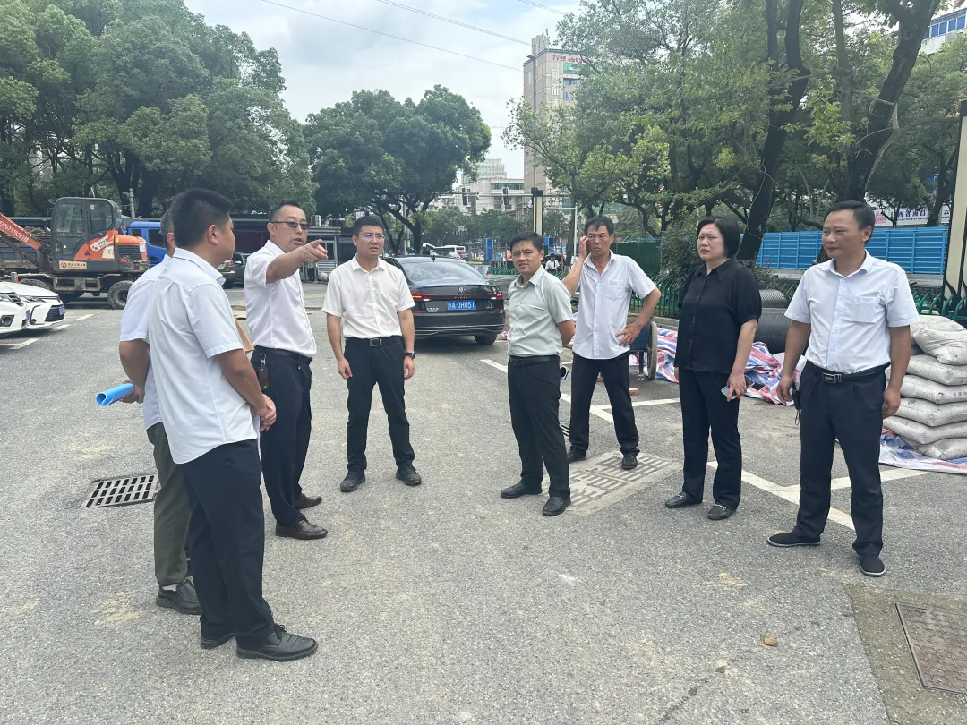 张亮对徐坊客运站雨污分流项目进行督导检查