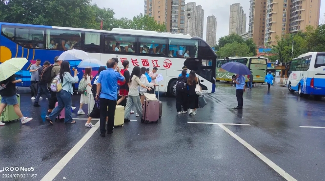 昌九铁路受灾停运 江西长运紧急转运滞留旅客