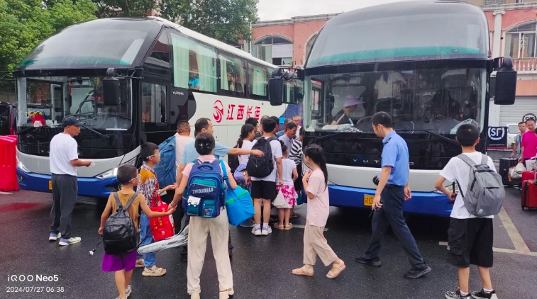 台风“格美”来袭 紧急转运铁路滞留旅客